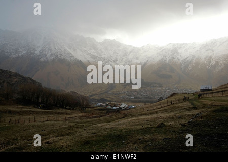 Montagne innevate nel quartiere Stepantsminda sulle pendici meridionali del Caucaso maggiore gamma di montagna in Georgia Foto Stock