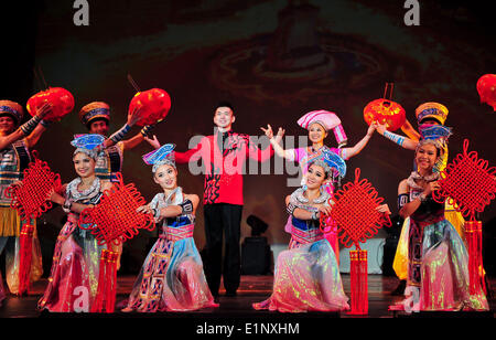 Los Angeles, Stati Uniti d'America. Il 7 giugno, 2014. Gli artisti interpreti o esecutori ballare durante il 'impressione: Guangxi' dancing show di Los Angeles, negli Stati Uniti il 7 giugno 2014. © Zhang Chaoqun/Xinhua/Alamy Live News Foto Stock