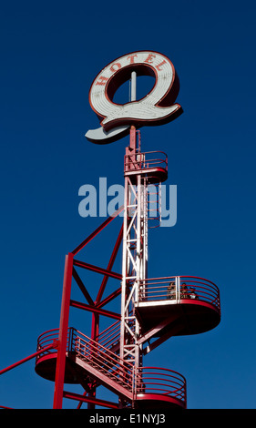 Segno e outdoor tromba delle scale a spirale per Lonsdale Quay Hotel. Situato vicino il Lonsdale Quay mercato pubblico in North Vancouver. Foto Stock