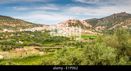 Vista della pittoresca cittadina collinare di Moulay Idriss vicino a Volubilis in Marocco. Foto Stock