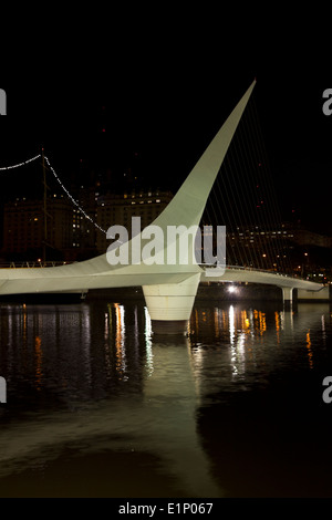 Donna sul ponte a Puerto Madero Buenos Aires, Argentina Foto Stock