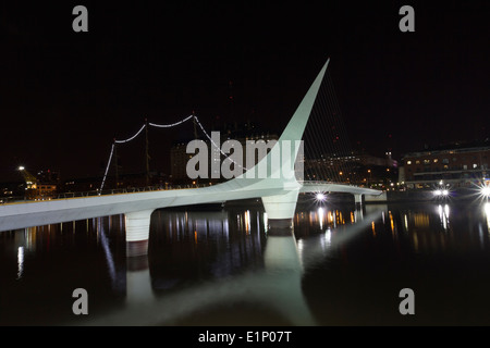 Donna sul ponte a Puerto Madero Buenos Aires, Argentina Foto Stock