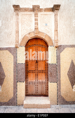 Tradizionale porta decorativo su una calce-lavato via stretta all'interno della Medina di Rabat, Marocco. Foto Stock