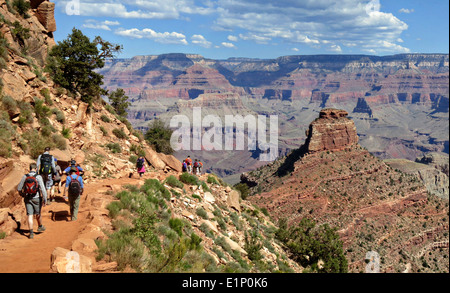 Gli escursionisti scendendo South Kaibab Trail nel Grand Canyon guardando verso O'Neill Butte 12 maggio 2013 presso il Parco Nazionale del Grand Canyon, Arizona. Foto Stock