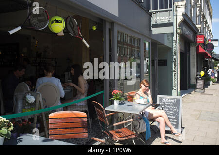 Il torneo di Wimbledon, Londra, Regno Unito. Il giorno 08 Giugno, 2014. Negozi e ristoranti sono decorati con le racchette e palle da tennis davanti al 2014 Lawn Tennis championships Credito: amer ghazzal/Alamy Live News Foto Stock