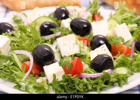 Insalata greca con giganteschi di olive nere, pecore formaggio, close up Foto Stock