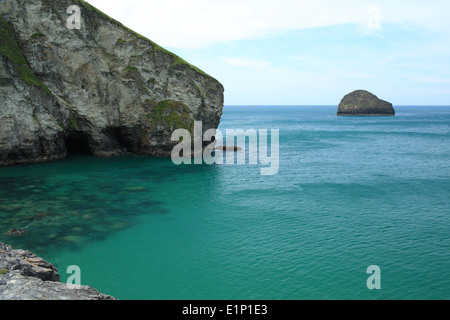 Trebarwith Strand, tarda estate alta marea con Gull rock, North Cornwall, England, Regno Unito Foto Stock