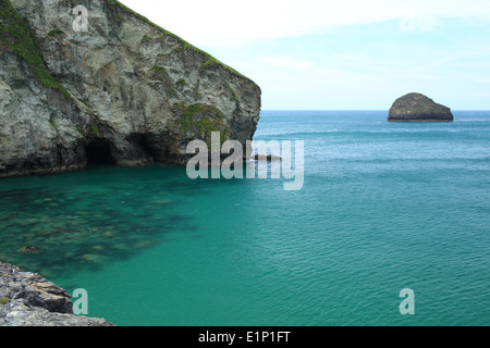 Trebarwith Strand, tarda estate alta marea con Gull rock, North Cornwall, England, Regno Unito Foto Stock