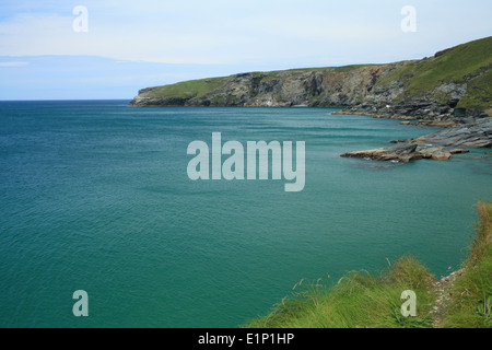 Trebarwith Strand, tarda estate alta marea, North Cornwall, England, Regno Unito Foto Stock