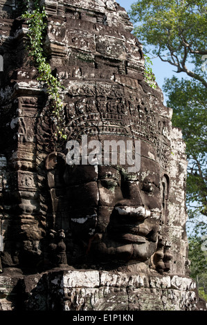 Antica architettura Khmer. Enorme Buddha scolpito facce del tempio Bayon a Angkor Wat complessa, Siem Reap, Cambogia Foto Stock