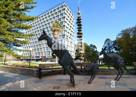 Il Consiglio House, Perth, Western Australia, con bronzo canguri in primo piano Foto Stock