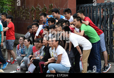 (140608) -- SHENYANG, Giugno 8, 2014 (Xinhua) -- Gli studenti posano per una foto di gruppo dopo la finitura del Collegio Nazionale esame di ammissione (NCEE) al di fuori della stazione di Shenyang sperimentali di alta scuola di Shenyang, capitale del nord-est della Cina di Provincia di Liaoning, Giugno 8, 2014. Il 2014 Collegio Nazionale esame di ammissione si è conclusa domenica scorsa nella maggior parte della Cina (in alcune province la NCEE durerà per più di un giorno). Le statistiche mostrano che la NCEE ha 9,39 milioni di candidati in 2014, è 270.000, o il 3 per cento in più rispetto al 2013 figura. In tutto ci saranno 6,98 milioni di nuove iscrizioni in Cina è maggiore di edu Foto Stock