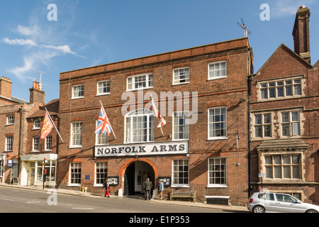 Il Norfolk Arms sul lato est della strada principale che porta in Arundel, West Sussex. Foto Stock