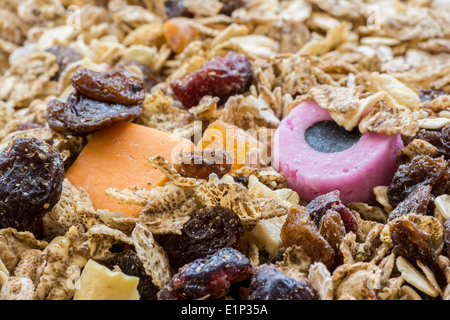 Concetto di immagine - dolci / candy (a significare l'aggiunta di zucchero tra essiccato muesli. Foto Stock