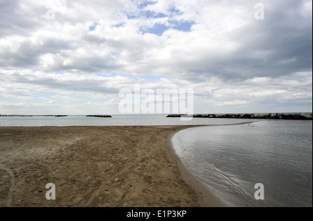 Spiaggia di Rimini in un giorno nuvoloso Foto Stock