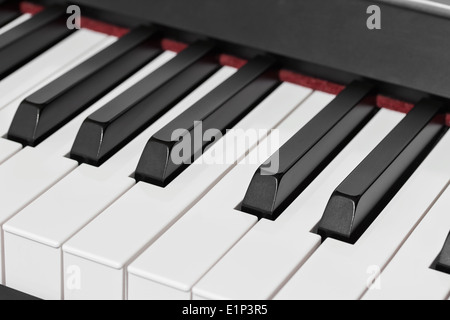 Close-up di tasti di pianoforte, vicino vista frontale Foto Stock