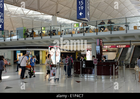 Area di partenza di Hong Kong International Airport si trova sull'isola di Chek Lap Kok. Foto Stock