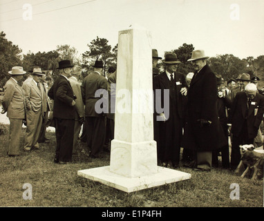 Il primo volo dei fratelli Wright ebbe luogo il 17 dicembre 1903 a Kitty Hawk, Carolina del Nord, segnando la nascita del volo a motore. Questo evento iconico ha cambiato il corso della storia dell'aviazione. Foto Stock