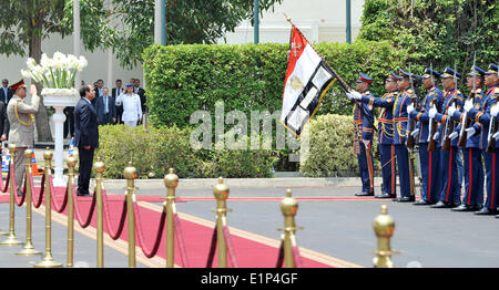 Il Cairo, Egitto. 8 Giugno, 2014. In questa immagine rilasciata dall'Egitto è stato news agency MENA, Presidente Abdel-Fattah el-Sissi recensioni in onore delle protezioni durante la sua cerimonia inaugurale all'interno del Palazzo presidenziale del Cairo in Egitto, domenica 8 giugno, 2014. In Egitto il recentemente giurato in presidente chiamato sul suo paese Domenica a costruire un futuro più roseo dopo anni di agitazione e di ribellione, chiedendo loro di lavorare sodo per fare in modo che i loro diritti e le loro libertà potrebbe crescere. Foto Stock