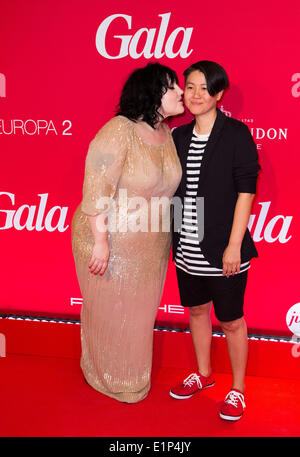 Amburgo, Germania. 07Th Giugno, 2014. Il cantante Beth Ditto (L) e la sua moglie Kristin Ogata frequentare il ventesimo anniversario della rivista di gala a bordo di MS Europea 2 ad Amburgo, Germania, 07 giugno 2014. Foto: Georg Wendt/dpa/Alamy Live News Foto Stock