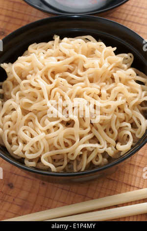 Ramen tagliatelle istante in lacca ciotole con bacchette Foto Stock