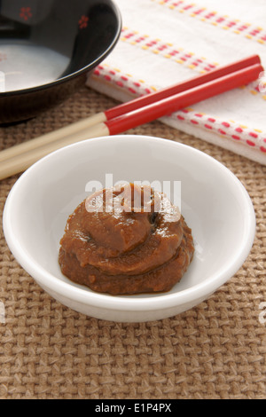 La pasta di miso per rendere giapponese zuppa di miso Foto Stock