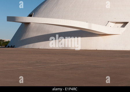 Museo Nazionale Honestino Guimarães dal famoso architetto Oscar Niemeyer nel centro di Brasilia, Brasile Foto Stock