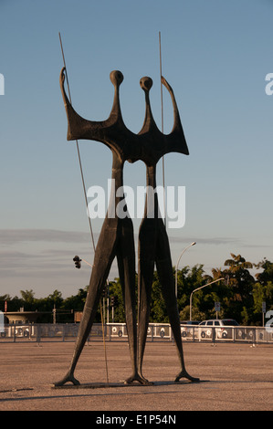 "I guerrieri della notte" della statua di Bruno Giorgio è un omaggio per le migliaia di lavoratori che hanno costruito Brasilia-Presidential palace Foto Stock