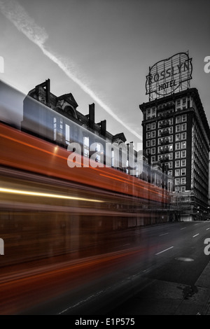 Una lunga esposizione al centro cittadino di Los Angeles Foto Stock