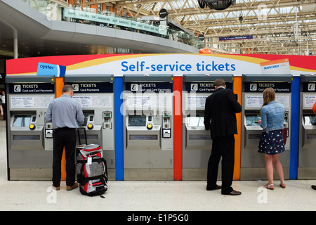 Di biglietteria self-service alla stazione ferroviaria di Waterloo a Londra, Regno Unito. Foto Stock