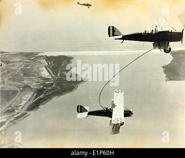 Il primo rifornimento aereo ebbe luogo a San Diego nel 1923, coinvolgendo i biplani De Havilland DH-4 e DH-4B. I piloti J.P. Richter e L.H. Smith dimostrarono con successo la procedura di rifornimento, segnando un momento chiave nella storia dell'aviazione e avanzando le capacità di combattimento aereo per future operazioni militari. Foto Stock