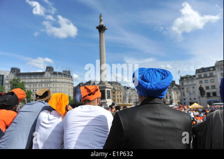 Trafalgar Square, Londra, Regno Unito. 8 Giugno 2014. I sikh marzo a Londra per commemorare il massacro al Tempio d'oro di Amritsar nel 1984. Nella foto: Sikh riempire Trafalgar Square alla fine della loro marzo. Credito: Matteo Chattle/Alamy Live News Foto Stock