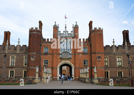 L'esterno di Hampton Court Palace nel London Borough of Richmond upon Thames, Regno Unito. Foto Stock