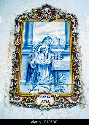 Artistica religiosa di piastrelle a parete di rendere omaggio alla Santa (SAN) Ana nella parrocchia di Furnas sull isola Sao Miguel nelle Azzorre nel nord dell'Oceano Atlantico. Foto Stock