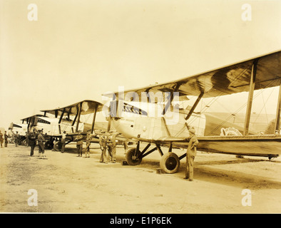 La Douglas World Cruise del 1924 fu un ambizioso viaggio aereo che circumnavigò il globo, mettendo in evidenza i progressi tecnologici e lo spirito pionieristico dell'aviazione. Foto Stock
