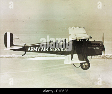 Nel 1923, il primo rifornimento aereo ebbe luogo a San Diego utilizzando un biplano De Havilland DH-4B. I piloti J.P. Richter e L.H. Smith eseguirono questa operazione pionieristica, segnando una pietra miliare nella storia dell'aviazione e nello sviluppo di tecniche di rifornimento in volo. Foto Stock