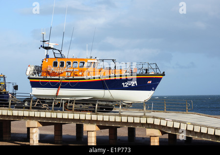 Scialuppa di salvataggio sulla rampa di lancio, Exmouth, Devon, Inghilterra, Regno Unito Foto Stock