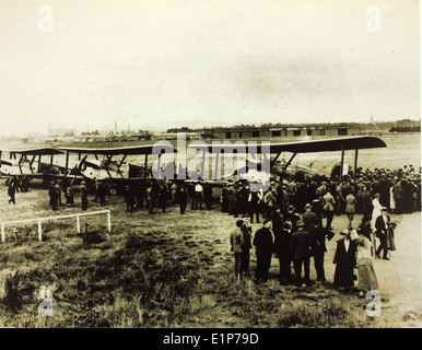 La Douglas World Cruise del 1924 fu un volo ambizioso che circumnavigò il globo, mostrando le capacità del Douglas World Cruiser. Il volo ha segnato un significativo risultato nel settore dell'aviazione precoce, dimostrando la praticità dei viaggi aerei a lunga distanza. Foto Stock