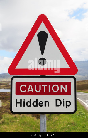 Triangolare di cartello stradale Avvertenza e Attenzione Dip nascosti con il punto esclamativo nel triangolo rosso. Outer Hebrides, Western Isles, Scozia, Regno Unito, Gran Bretagna Foto Stock