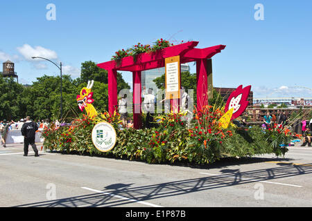 Portland, Oregon, Stati Uniti d'America, 07 Giugno, 2014. Portland, Oregon, Stati Uniti d'America, 07 Giugno, 2014. Festival della Rosa parata annuale attraverso il centro cittadino di Giugno 7, 2014 © Editorials/Alamy Live News Credito: Editorials/Alamy Live News Foto Stock