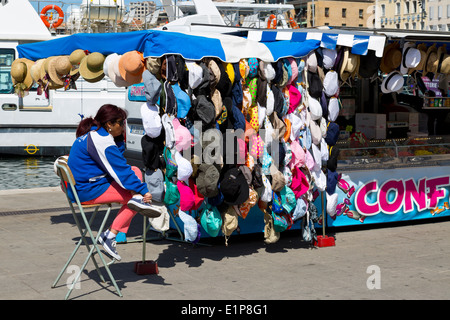 La vendita di cappelli su una piazza al porto vecchio di Marsiglia, Francia Foto Stock