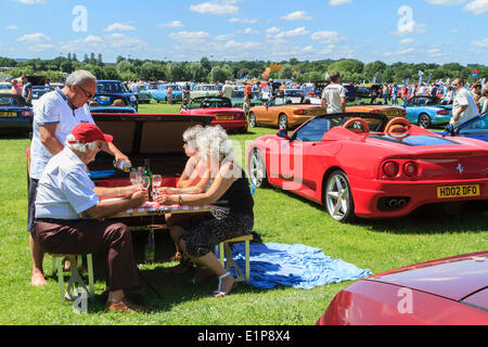 I visitatori a Bromley rievocazione dell'Automobilismo annuale di classic car show picnic nella zona Ferrari Foto Stock