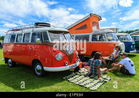 Volkswagen camper sul display a Bromley rievocazione dell'automobilismo classic car show. Foto Stock