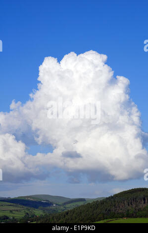 Aberystwyth, Wales, Regno Unito. 8 Giugno, 2014. Il sole di sera mette in evidenza la drammatica cloudscape al di sopra del Cambriano montagne dopo un fine settimana di temporali - 8 giugno-2014, Photo credit: John Gilbey/Alamy Live News. Foto Stock