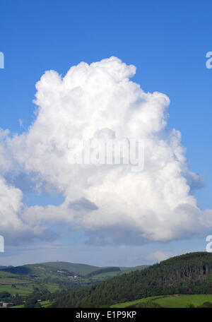 Aberystwyth, Wales, Regno Unito. 8 Giugno, 2014. Il sole di sera mette in evidenza la drammatica cloudscape al di sopra del Cambriano montagne dopo un fine settimana di temporali - 8 giugno-2014, Photo credit: John Gilbey/Alamy Live News. Foto Stock