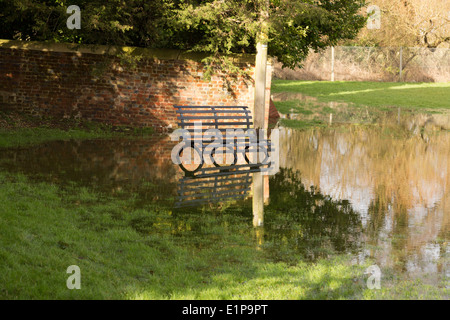 Proiettore Upavon piogge eccessive fiume banche di burst Foto Stock