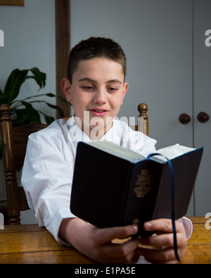 Un giovane ragazzo studiare le scritture. Foto Stock