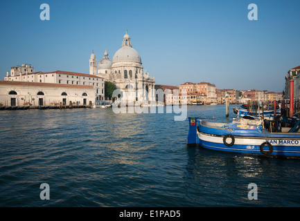 Chiesa di Santa Maria della Salute, vista lungo il Canal Grande a Venezia, Italia Foto Stock