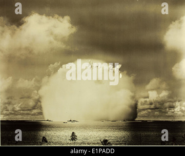 Il test della bomba atomica del 1946 condotto a Bikini Island nell'Oceano Pacifico faceva parte di una serie di test nucleari condotti dagli Stati Uniti. Esso mirava a determinare gli effetti delle esplosioni atomiche sulle navi navali e sull'ambiente circostante, con conseguenze significative per la strategia militare e le relazioni internazionali nel dopoguerra. Foto Stock