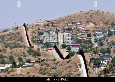 Una parete metallica, come si vede dalla Arizona, segna il confine internazionale tra Nogales, Arizona, Stati Uniti d'America e di Nogales, Sonora, Messico. Foto Stock